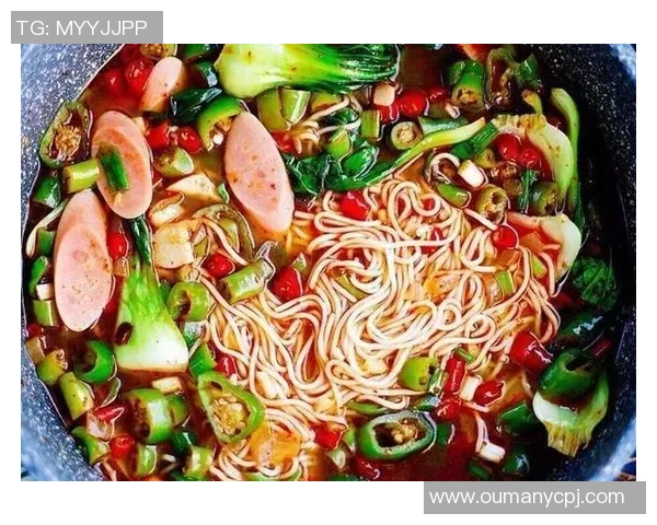 足球明星亲自下厨制作美味面条的精彩视频合集